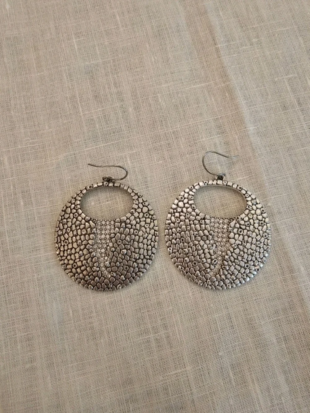 Vintage Vince Camuto Round Disc Textured Silver Rhinestone Dangle Earrings